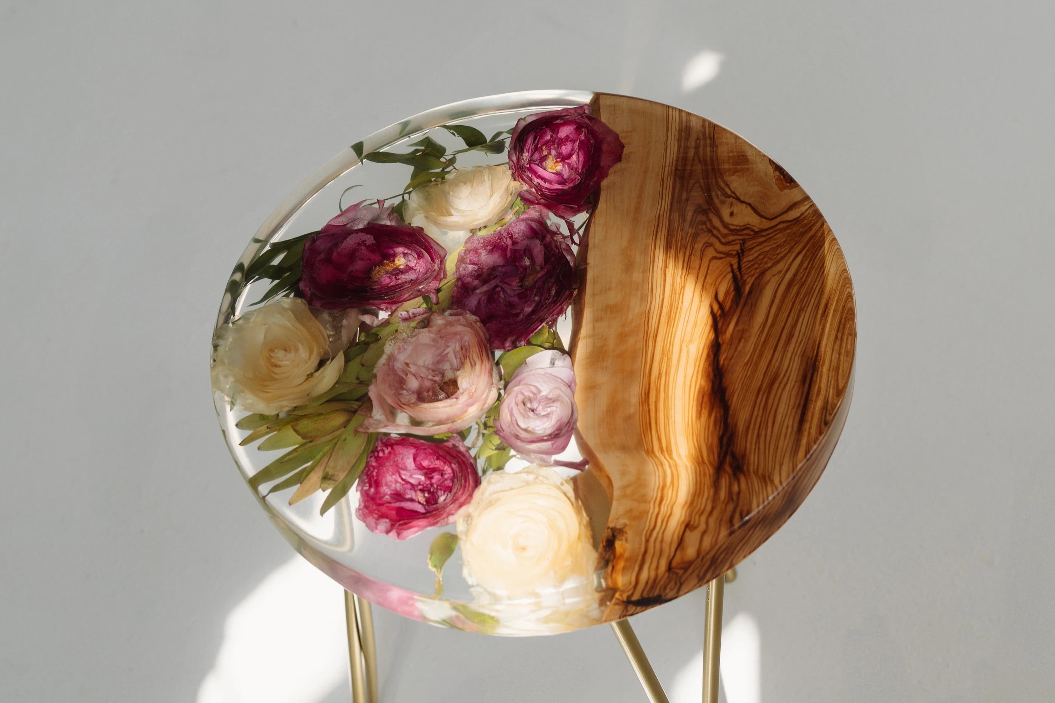 Biżuteria i personalizowane pamiątki z bukietu ślubnego w żywicy epoksydowej