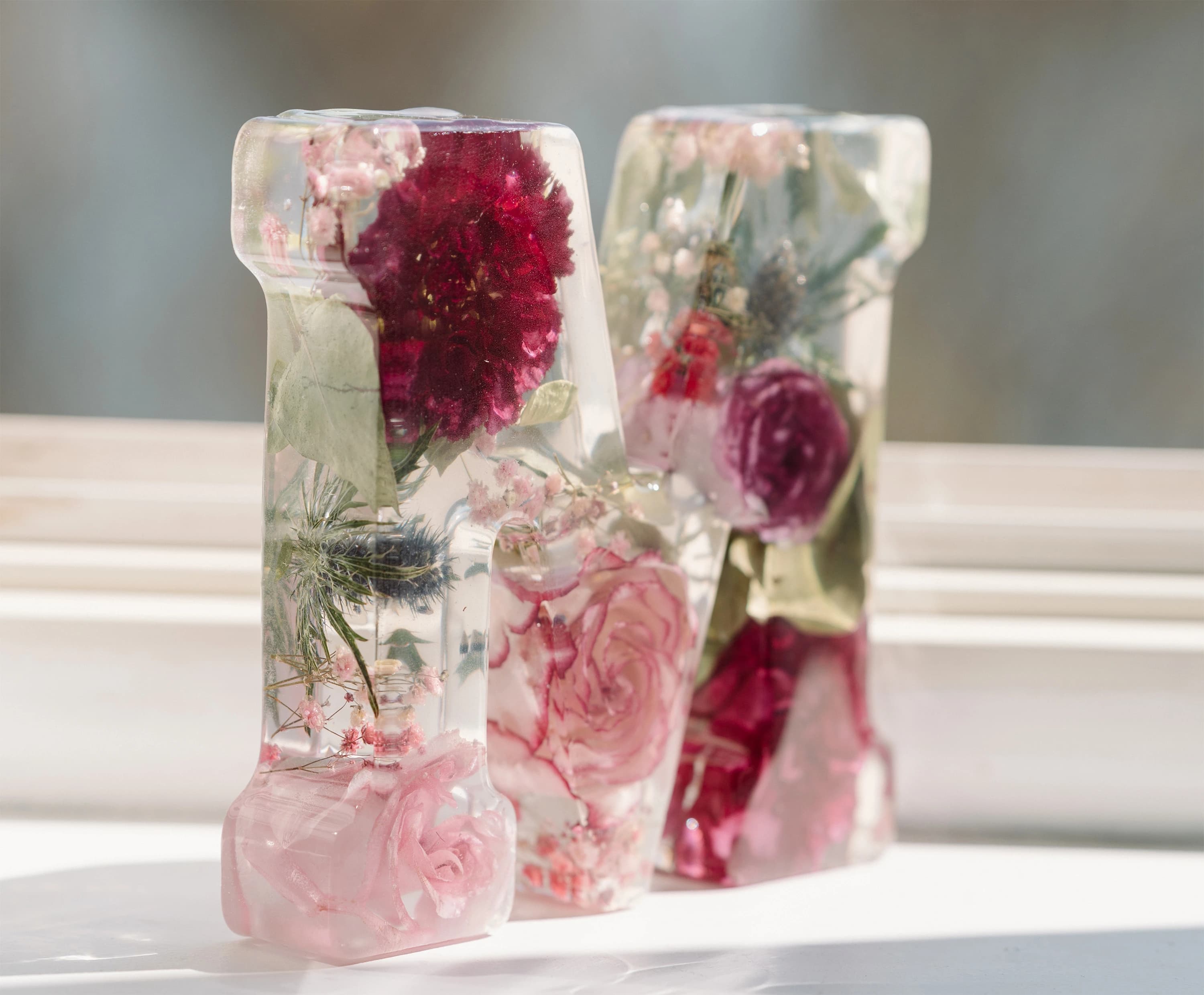 Litera z żywicy epoksydowej z bukietu ślubnego