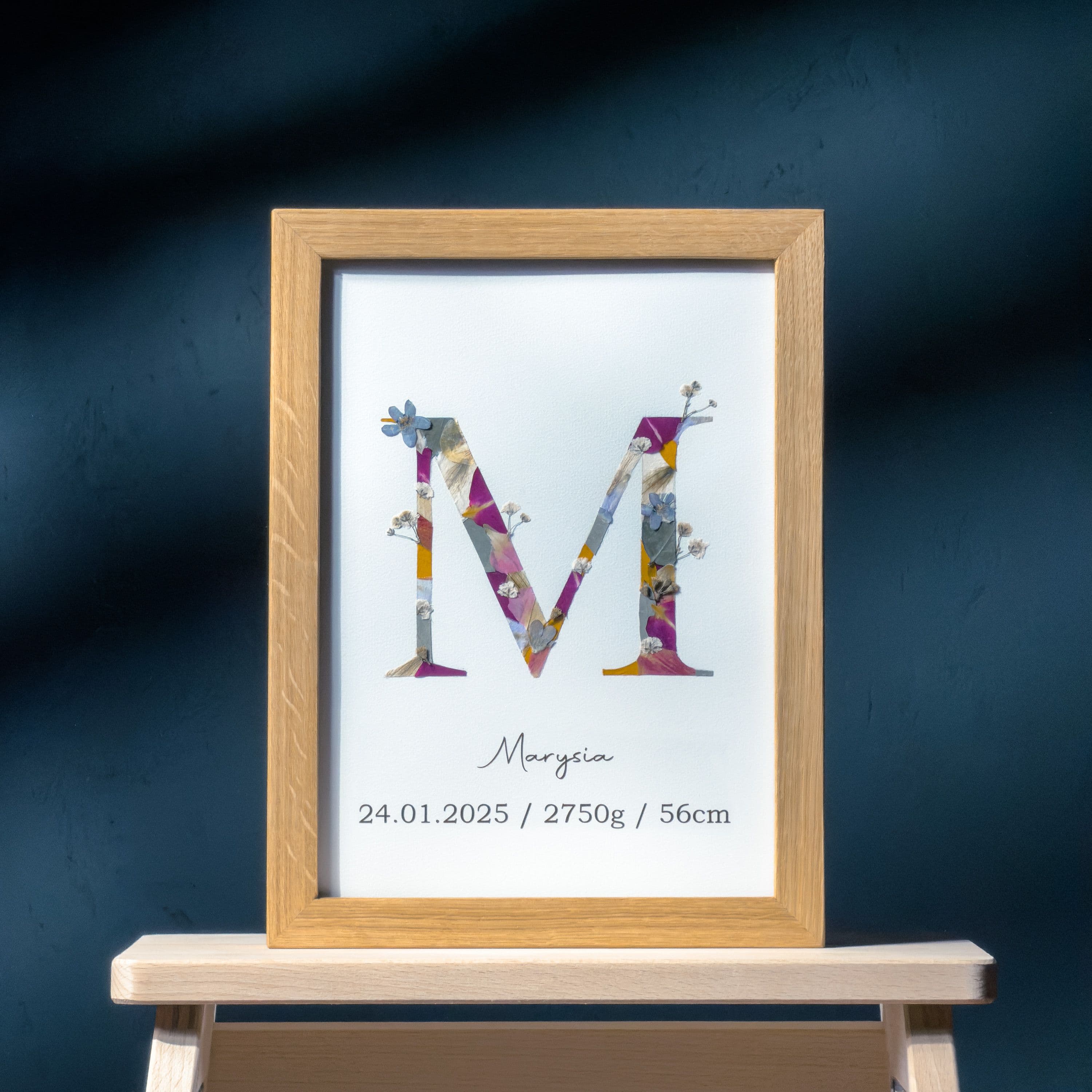 Zobacz w sklepie: Personalizowana Metryczka Urodzenia – Litera z Prasowanych Kwiatów