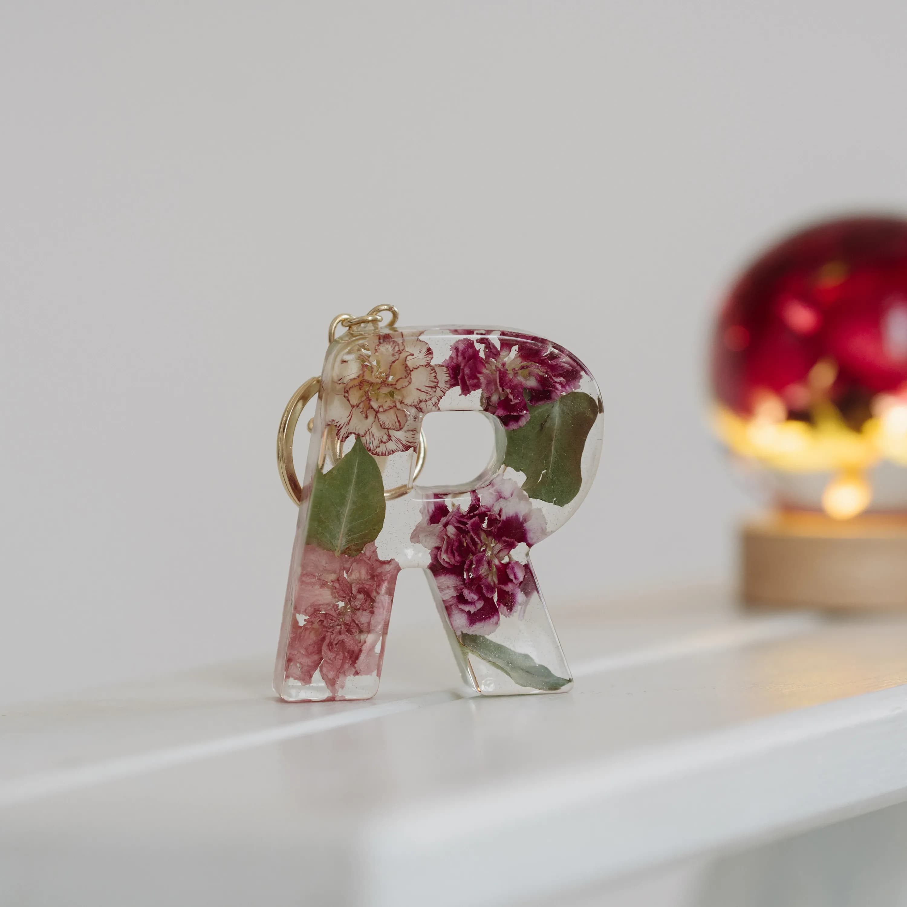 Zobacz w sklepie: Brelok z żywicy z kwiatami z bukietu ślubnego