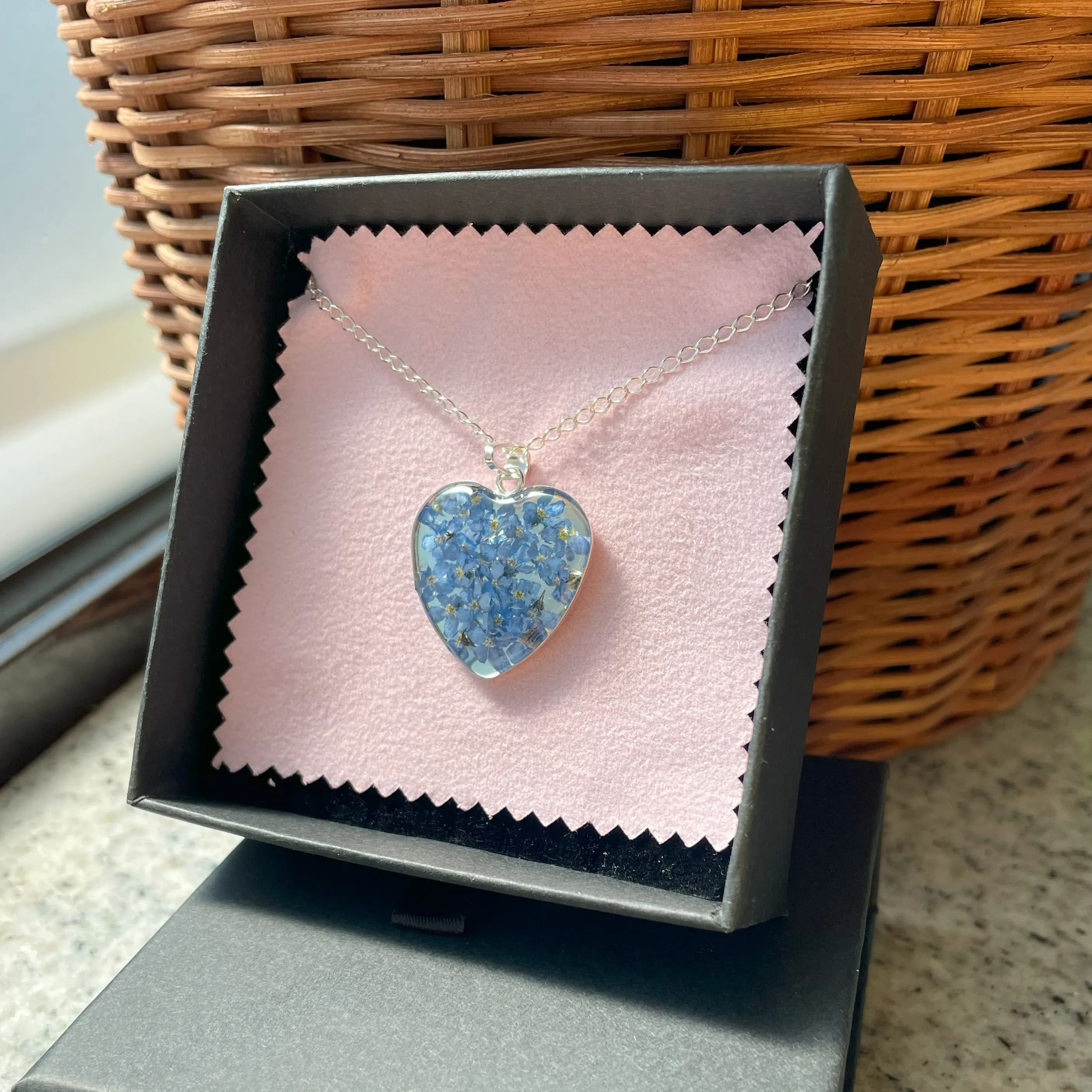 Zobacz w sklepie: Zawieszka z żywicy z kwiatami z bukietu ślubnego