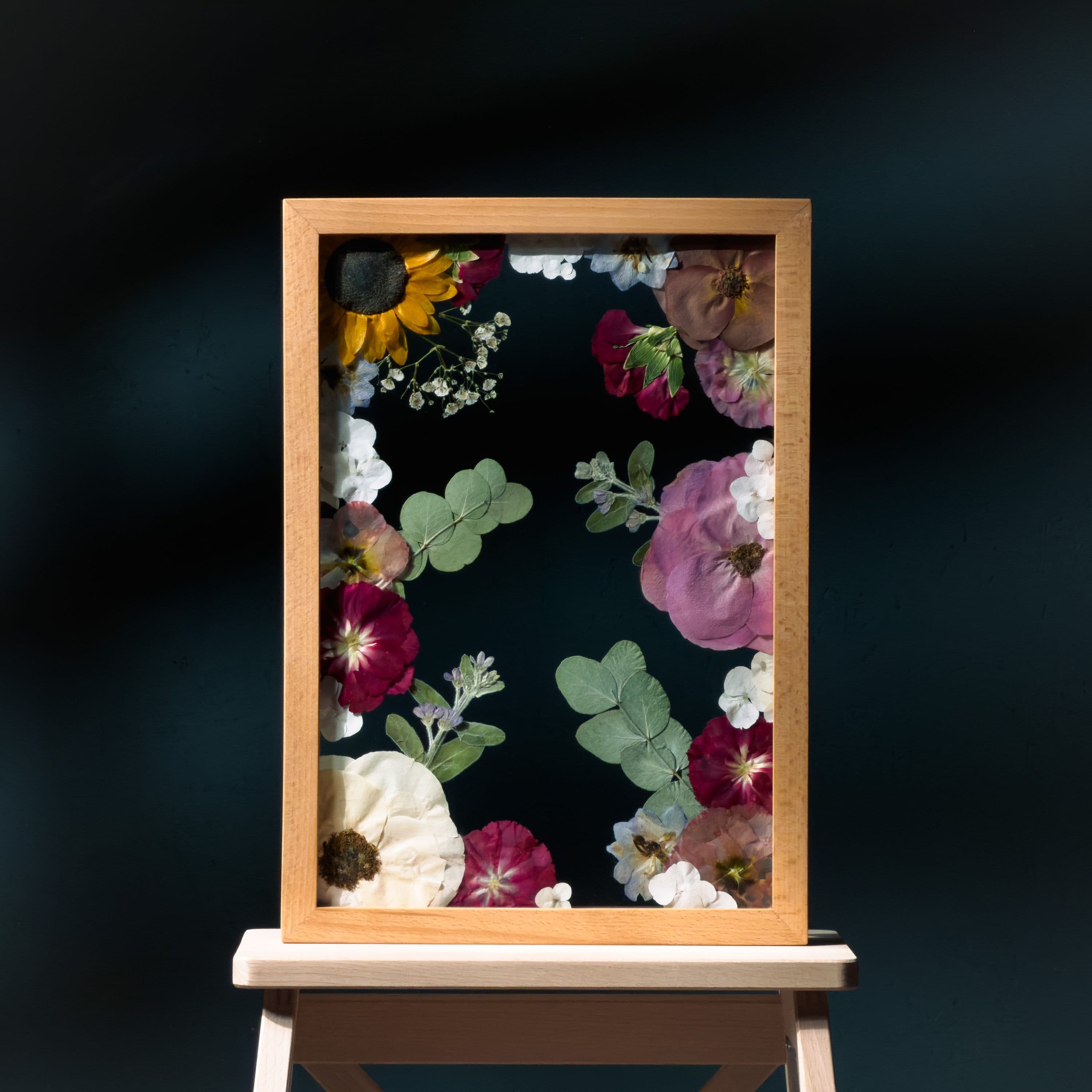 Zobacz w sklepie: Obraz z prasowanych kwiatów w ramce – Konserwacja bukietu ślubnego
